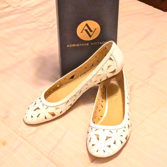 Adrienne Vittadini White floral cutout ballet flats size 7 - Picture 6 of 9